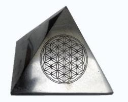 shungite pyramide - 5 cm - gravée "fleur de vie" RUPTURE DE STOCK