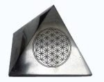 shungite pyramide - 5 cm - gravée "fleur de vie" RUPTURE DE STOCK